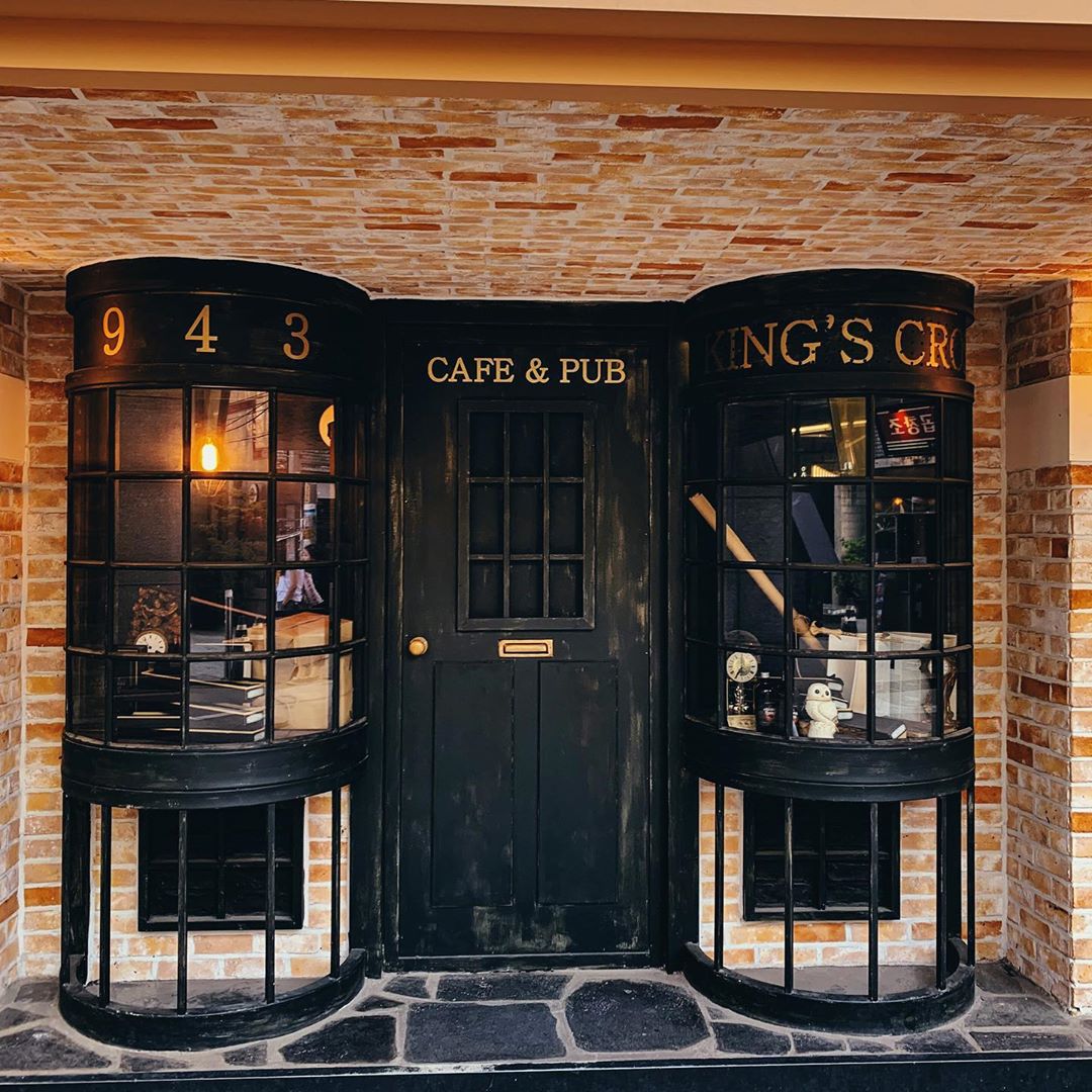 首爾 首爾cafe 望理團街 梨泰院 弘大 打卡cafe 網紅cafe 首爾打卡cafe 首爾網紅cafe 943 King's Cross 943킹스크로스 943 king's cross cafe&pub 哈利波特咖啡廳弘大 弘大咖啡廳 韓國哈利波特cafe 弘大哈利波特cafe 哈利波特咖啡廳釜山 韓國哈利波特咖啡廳 哈利波特咖啡廳菜單 king cross seoul king's cross首爾