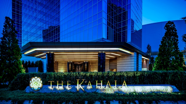 橫濱新奢地 - The Kahala Hotel & Resort Yokohama 海浪形象,切割幾何圖形、牆面的部落圖騰與光線折射,為旅客創造出動人且豐富的視覺饗宴
