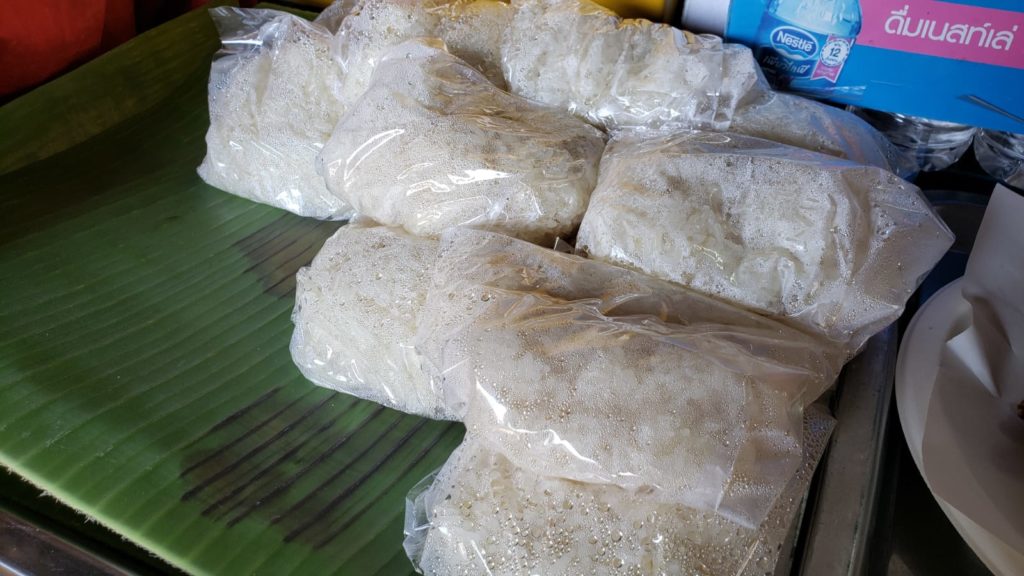 曼谷早餐 曼谷美食 曼谷必食 曼谷必吃 炸雞配糯米飯