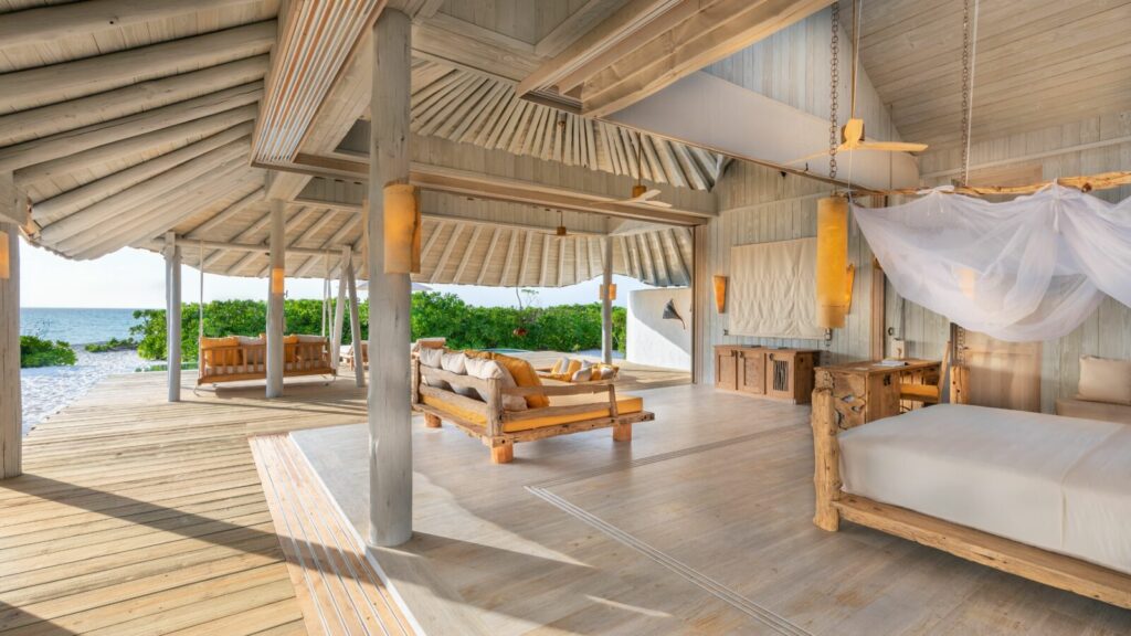 Beach Hideaway別墅，位於Soneva Secret渡假村，四周被沙灘和茂密植栽環繞，提供無與倫比的私密性，步出建築即可欣賞無邊海景與環礁美景。