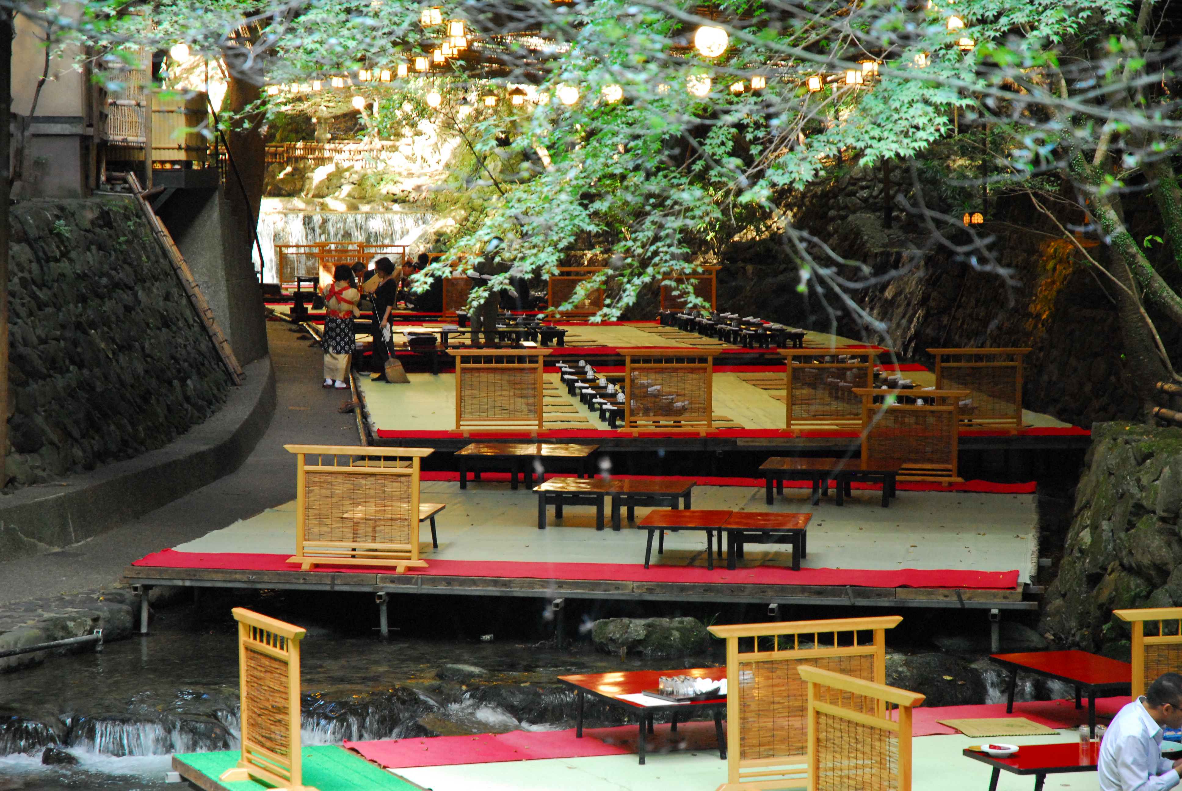 ▲ 在河川上用餐