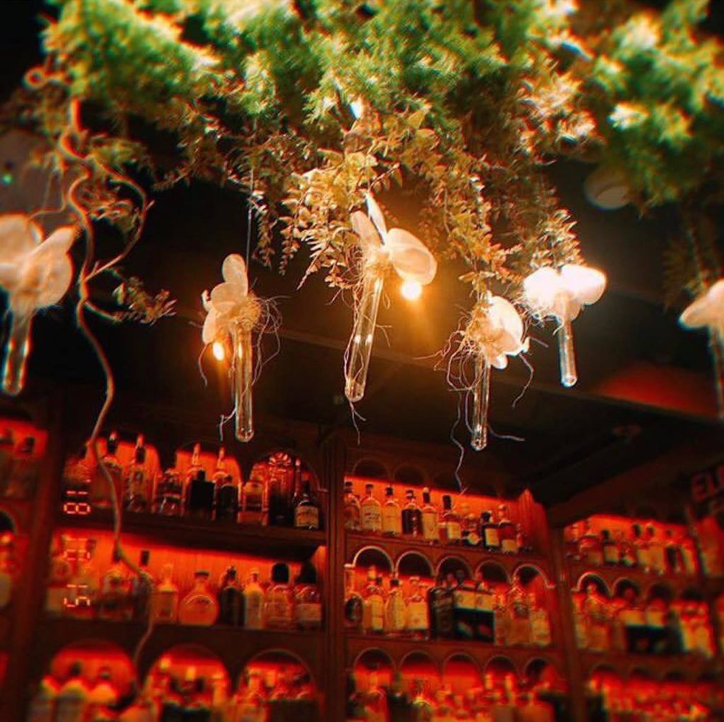 Dr. Fern’s Gin Parlour 吧臺頂空懸掛的草藥試管 中環Dr.Fern’s Gin Parlour 香港酒吧 中環酒吧 中環Speakeasy酒吧 中環Hidden Bar