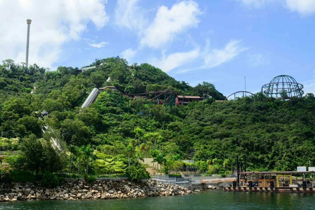 海洋公園新歷險主題區選址於越礦飛車附近的山邊地段,面向大海,帶來山海景觀結合的壯麗視野