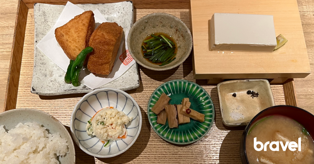 名物炸豆腐定食（絹揚げ定食 980円連稅）