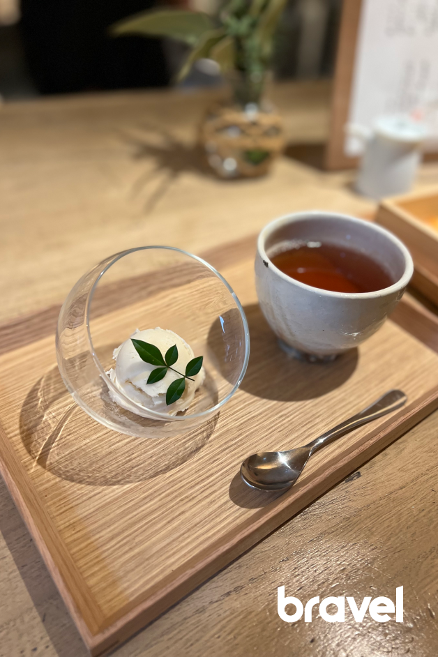 附送熱茶的自家製雪糕，輕盈不甜膩。