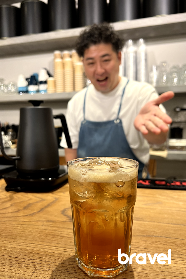 口水多過浪花的店主，說到茶就會講不停。