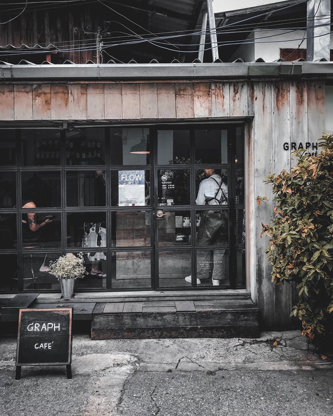 GRAPH CAFE｜泰國 Thailand 泰國必食 泰國必吃 泰國必到 泰國必去 泰國必買 泰國必掃 泰國自由行 行程 泰國行程包 泰國懶人包 泰國好去處 泰國景點 泰國必到景點 泰國必去景點 泰國美食 泰國交通 泰國攻略 泰國自由行行程 泰國自由行行程推薦 泰國酒店 泰國飯店 泰國酒店推薦 泰國飯店推薦 泰國必住酒店 泰國必住飯店 泰國必食2019 泰國必吃2019 泰國必到2019 泰國必去2019 泰國必買2019 泰國必掃2019 泰國自由行2019 泰國行程2019 泰國行程包2019 泰國懶人包2019 泰國好去處2019 泰國景點2019 泰國必到景點2019 泰國必去景點2019 泰國美食2019 泰國交通2019 泰國攻略2019 泰國自由行行程2019 泰國自由行行程推薦2019 泰國酒店2019 泰國飯店2019 泰國酒店推薦2019 泰國飯店推薦2019 泰國必住酒店2019 泰國必住飯店2019 清邁 Chiang Mai 清邁必食 清邁必吃 清邁必到 清邁必去 清邁必買 清邁必掃 清邁自由行 清邁行程 清邁行程包 清邁懶人包 清邁好去處 清邁景點 清邁必到景點 清邁必去景點 清邁美食 清邁交通 清邁攻略 清邁自由行行程 清邁自由行行程推薦 清邁酒店 清邁飯店 清邁酒店推薦 清邁飯店推薦 清邁必住酒店 清邁必住飯店 清邁必食2019 清邁必吃2019 清邁必到2019 清邁必去2019 清邁必買2019 清邁必掃2019 清邁自由行2019 行程2019 清邁行程包2019 清邁懶人包2019 清邁好去處2019 清邁景點2019 清邁必到景點2019 清邁必去景點2019 清邁美食2019 清邁交通2019 清邁攻略2019 清邁自由行行程2019 清邁自由行行程推薦2019 清邁酒店2019 清邁飯店2019 清邁酒店推薦2019 清邁飯店推薦2019 清邁必住酒店2019 清邁必住飯店2019 泰國文青 清邁文青 泰國文青景點 清邁文青景點 Baan Kang Wat MAIIAM Contemporary Art Museum MAIIAM The Giant Chiangmai Woo Cafe & Art Gallery Wild Coffee & Bistro Asama Cafe GRAPH CAFE The Booksmith graph cafe one nimman cafe arte 清邁古城咖啡店 graph table清邁 清邁靚cafe no.39 cafe 清邁cafe 2018 cafe arte清邁 尼曼路咖啡 old house cafe清邁