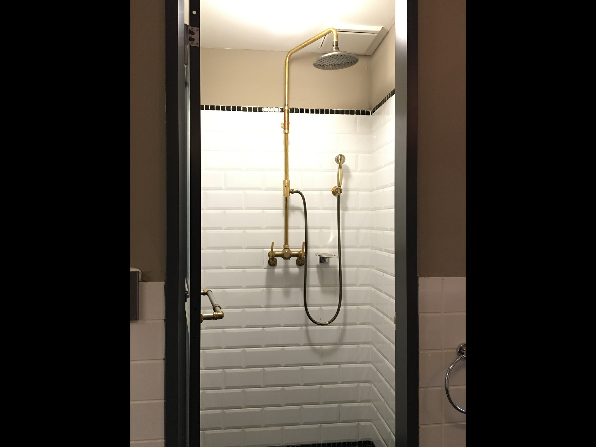 室的水龍頭極具工業感 遊台必住！台北十大人氣酒店(前篇)Hotel PaPa Whale