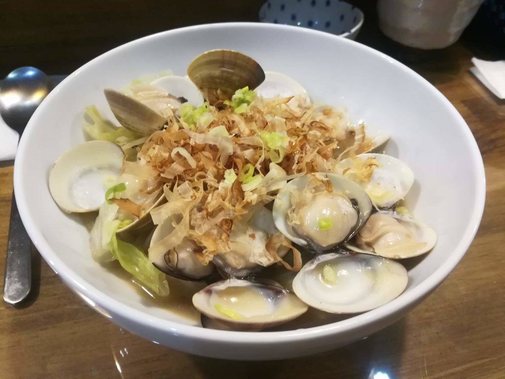 羅東美食店「乙森食堂」的蛤蠣烏龍麵的給料也超大方，滿滿蛤蠣，是地道宜蘭人才知道的隱藏版美食店！