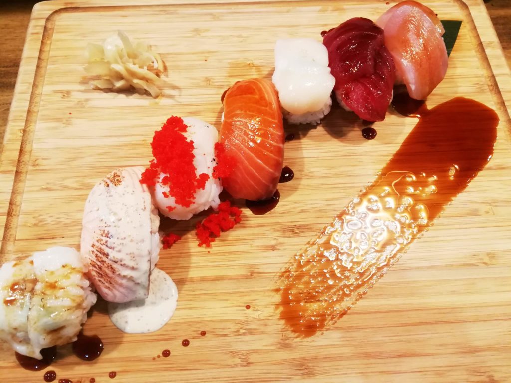 宜蘭美食羅東必吃不民日本料理「乙森食堂」，招牌綜合握壽司，生魚片超厚實爽度極高，是到宜蘭必吃的美食！