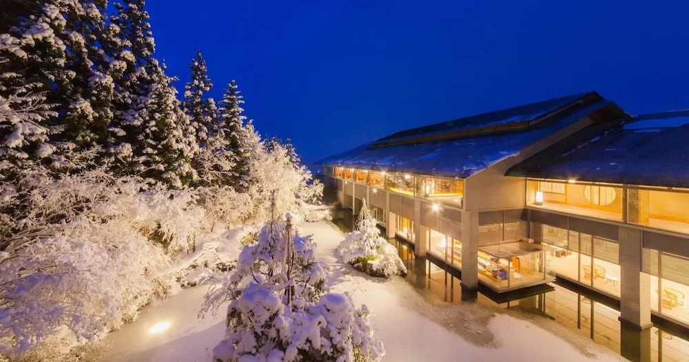 冬季雪覆的「界・津輕」酒店外景，世外桃源般的靜謐美感。

