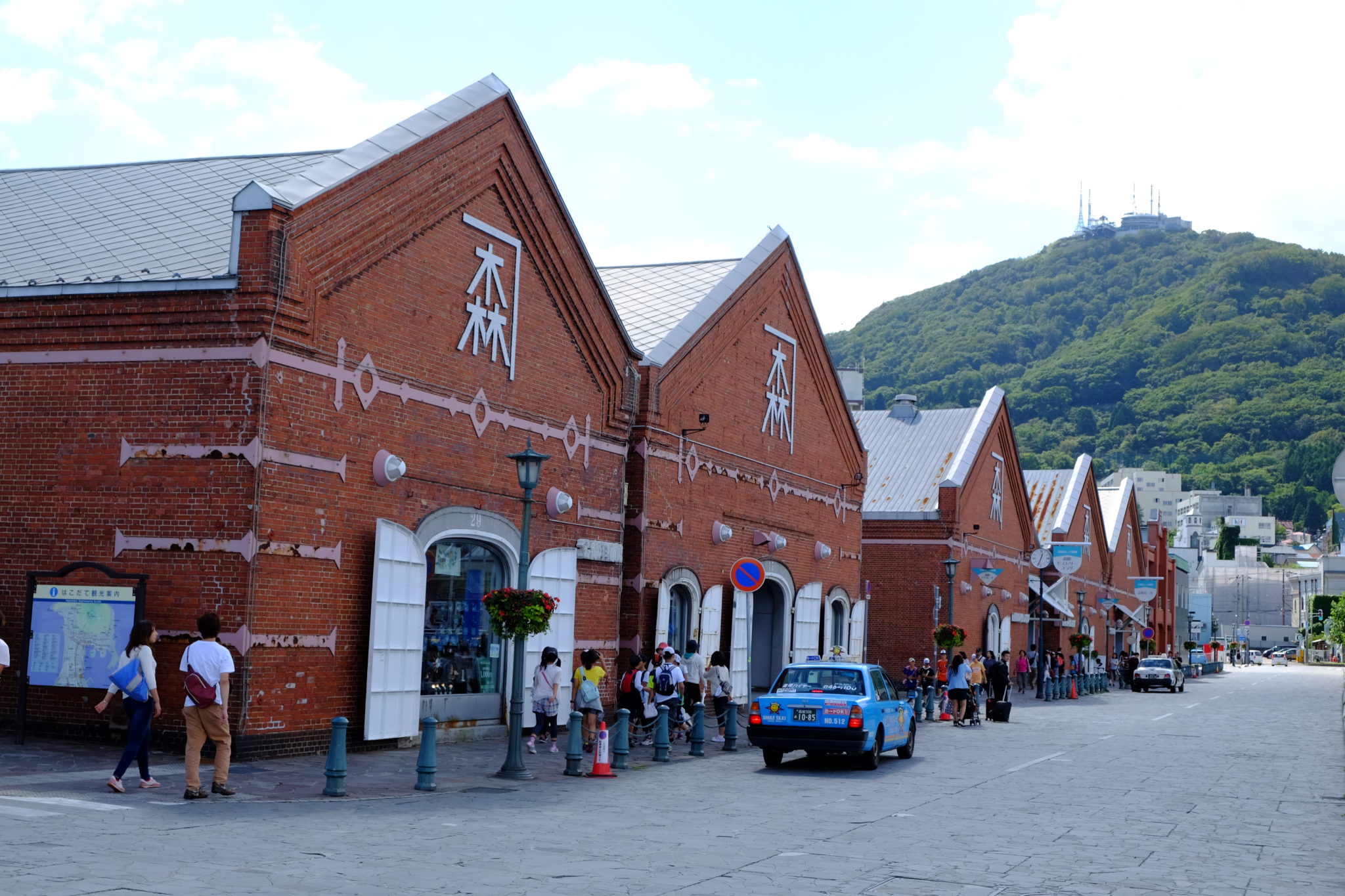 金森紅磚倉庫（Kanemori Red Brick Warehouse｜金森赤レンガ倉庫）｜北海道 Hokkaido 北海道景點 北海道行程 北海道道南景點 函館 Hakodate 函館景點 函館交通 函館市電 函館市電一日券 函館行程 函館一日遊