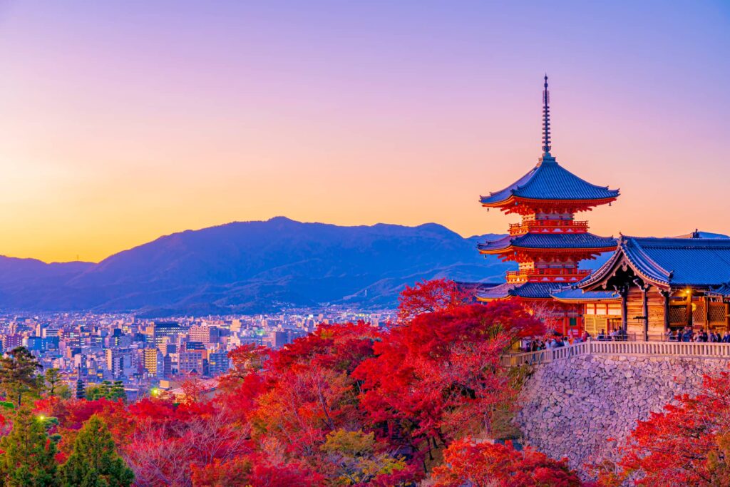 被楓葉染紅的「清水寺」
