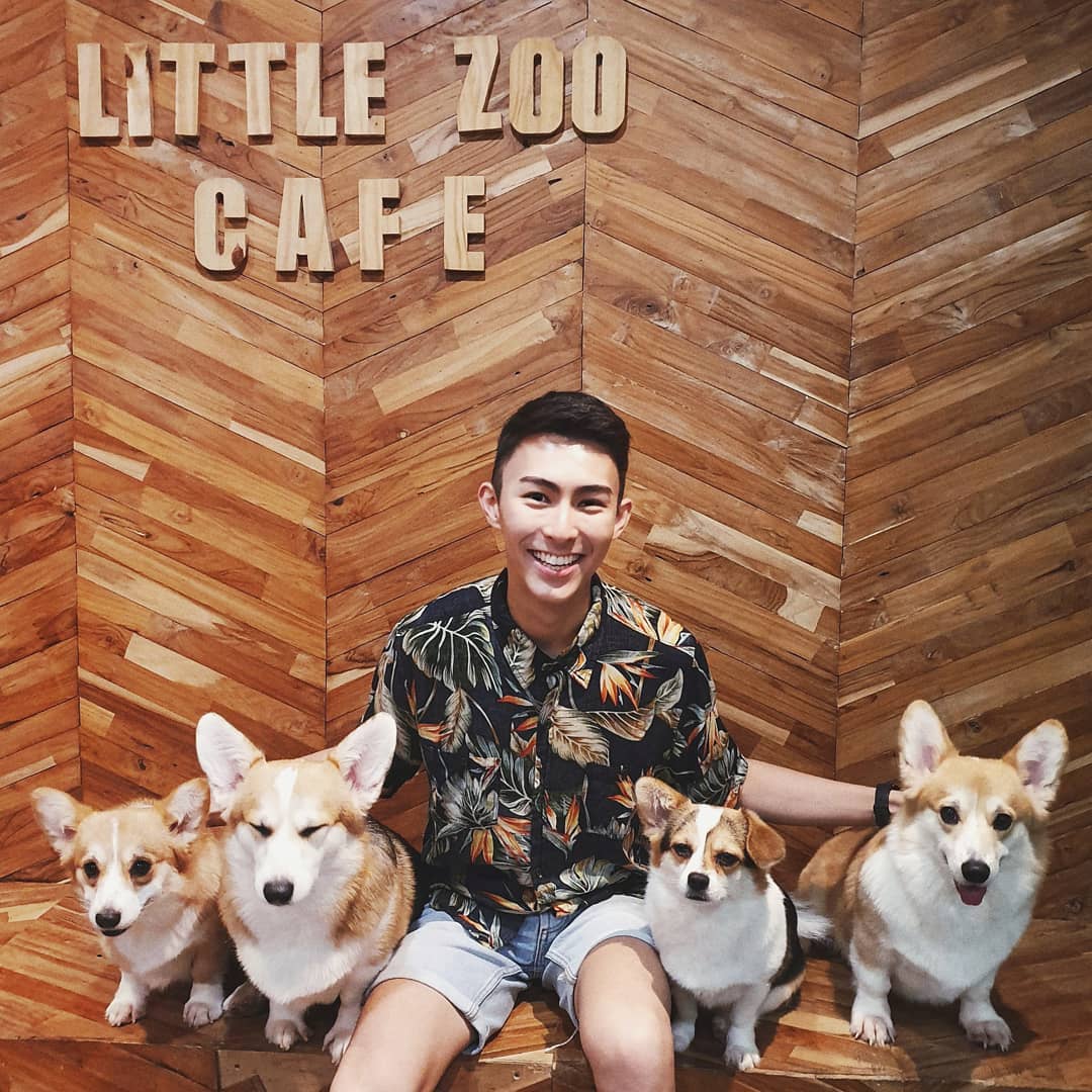 Little Zoo Cafe|泰國 Thailand 泰國必食 泰國必吃 泰國必到 泰國必去 泰國必買 泰國必掃 泰國自由行 行程 泰國行程包 泰國懶人包 泰國好去處 泰國景點 泰國必到景點 泰國必去景點 泰國美食 泰國交通 泰國攻略 泰國自由行行程 泰國自由行行程推薦 泰國酒店 泰國飯店 泰國酒店推薦 泰國飯店推薦 泰國必住酒店 泰國必住飯店 泰國必食2019 泰國必吃2019 泰國必到2019 泰國必去2019 泰國必買2019 泰國必掃2019 泰國自由行2019 泰國行程2019 泰國行程包2019 泰國懶人包2019 泰國好去處2019 泰國景點2019 泰國必到景點2019 泰國必去景點2019 泰國美食2019 泰國交通2019 泰國攻略2019 泰國自由行行程2019 泰國自由行行程推薦2019 泰國酒店2019 泰國飯店2019 泰國酒店推薦2019 泰國飯店推薦2019 泰國必住酒店2019 泰國必住飯店2019 曼谷 Bangkok 曼谷必食 曼谷必吃 曼谷必到 曼谷必去 曼谷必買 曼谷必掃 曼谷自由行 行程 曼谷行程包 曼谷懶人包 曼谷好去處 曼谷景點 曼谷必到景點 曼谷必去景點 曼谷美食 曼谷交通 曼谷攻略 曼谷自由行行程 曼谷自由行行程推薦 曼谷酒店 曼谷飯店 曼谷酒店推薦 曼谷飯店推薦 曼谷必住酒店 曼谷必住飯店 曼谷必食2019 曼谷必吃2019 曼谷必到2019 曼谷必去2019 曼谷必買2019 曼谷必掃2019 曼谷自由行2019 曼谷行程2019 曼谷行程包2019 曼谷懶人包2019 曼谷好去處2019 曼谷景點2019 曼谷必到景點2019 曼谷必去景點2019 曼谷美食2019 曼谷交通2019 曼谷攻略2019 曼谷自由行行程2019 曼谷自由行行程推薦2019 曼谷酒店2019 曼谷飯店2019 曼谷酒店推薦2019 曼谷飯店推薦2019 曼谷必住酒店2019 曼谷必住飯店2019 TrueLove@Neverland Little Zoo Cafe Caturday Cat Café Rabbito Cafe cafe Corgi in the Garden 動物cafe 泰國動物cafe 曼谷動物cafe 哈士奇cafe 二哈cafe 柯基cafe little zoo cafe預約 little zoo cafe本店 little zoo cafe分店 little zoo cafe facebook little zoo cafe siam menu little zoo cafe booking little-zoo-cafe-bangkok 2019 the animal cafe restaurant dog in town cafe 曼谷貓狗cafe