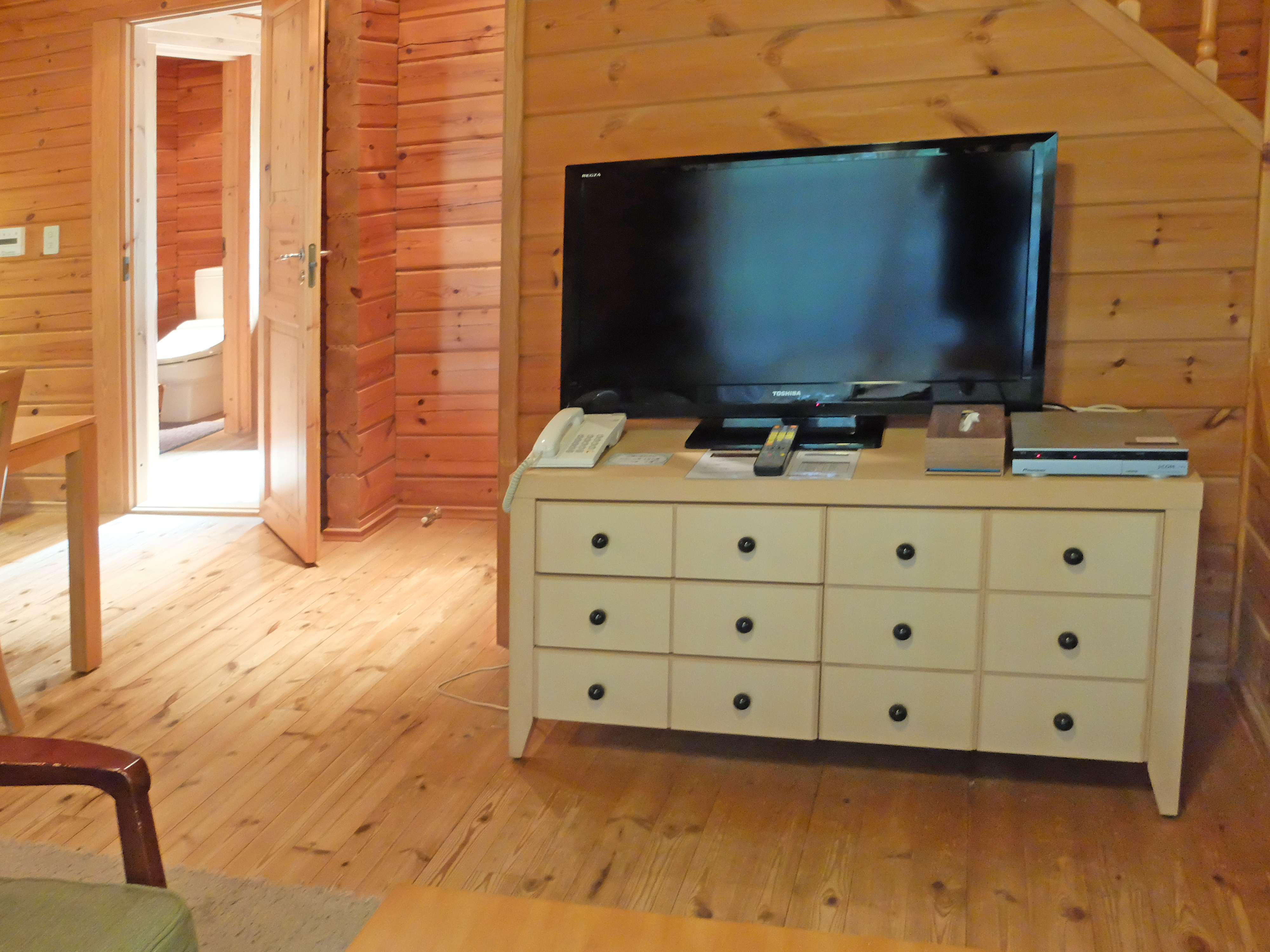 The Lodge 小木屋：客廳電視｜有馬溫泉古泉閣旅館（Kosenkaku）有馬溫泉 有馬溫泉旅館 有馬溫泉酒店 有馬溫泉飯店 有馬天然溫泉 Arima Onsen 有馬温泉
