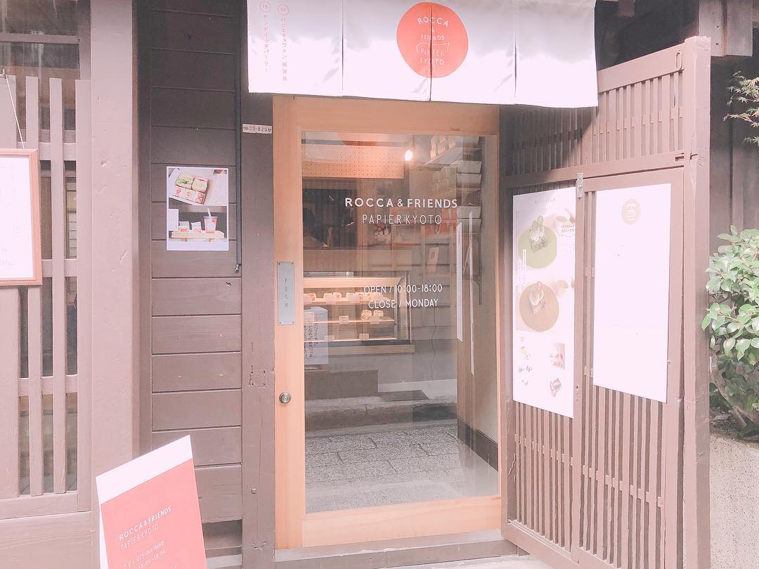 ROCCA & Friend Papier KYOTO｜日本 Japan 日本必食 日本必吃 日本必到 日本必去 日本必買 日本必掃 日本自由行 日本行程 日本行程包 日本懶人包 日本好去處 日本景點 日本必到景點 日本必去景點 日本美食 日本交通 日本攻略 日本自由行行程 日本自由行行程推薦 日本酒店 日本飯店 日本酒店推薦 日本飯店推薦 日本必住酒店 日本必住飯店 日本必食2019 日本必吃2019 日本必到2019 日本必去2019 日本必買2019 日本必掃2019 日本自由行2019 日本行程2019 日本行程包2019 日本懶人包2019 日本好去處2019 日本景點2019 日本必到景點2019 日本必去景點2019 日本美食2019 日本交通2019 日本攻略2019 日本自由行行程2019 日本自由行行程推薦2019 日本酒店2019 日本飯店2019 日本酒店推薦2019 日本飯店推薦2019 日本必住酒店2019 日本必住飯店2019 大阪 Osaka 大阪必食 大阪必食 大阪必吃 大阪必到 大阪必去 大阪必買 大阪必掃 大阪自由行 大阪行程 大阪行程包 大阪懶人包 大阪好去處 大阪景點 大阪必到景點 大阪必去景點 大阪美食 大阪交通 大阪攻略 大阪自由行行程 大阪自由行行程推薦 大阪酒店 大阪飯店 大阪酒店推薦 大阪飯店推薦 大阪必住酒店 大阪必住飯店 大阪必食2019 大阪必吃2019 大阪必到2019 大阪必去2019 大阪必買2019 大阪必掃2019 大阪自由行2019 大阪行程2019 大阪行程包2019 大阪懶人包2019 大阪好去處2019 大阪景點2019 大阪必到景點2019 大阪必去景點2019 大阪美食2019 大阪交通2019 大阪攻略2019 大阪自由行行程2019 大阪自由行行程推薦2019 大阪酒店2019 大阪飯店2019 大阪酒店推薦2019 大阪飯店推薦2019 大阪必住酒店2019 大阪必住飯店2019 京都 Kyoto 京都必食 京都必吃 京都必到 京都必去 京都必買 京都必掃 京都自由行 京都行程 京都行程包 京都懶人包 京都好去處 京都景點 京都必到景點 京都美食 京都交通 京都攻略 京都自由行行程 京都自由行行程推薦 京都酒店 京都飯店 京都酒店推薦 京都飯店推薦 京都必住酒店 京都必住飯店 京都必食2019 京都必吃2019 京都必到2019 京都必去2019 京都必買2019 京都必掃2019 京都自由行2019 京都行程2019 京都行程包2019 京都懶人包2019 京都好去處2019 京都景點2019 京都必到景點2019 京都必去景點2019 京都美食2019 京都交通2019 京都攻略2019 京都自由行行程2019 京都自由行行程推薦2019 京都酒店2019 京都飯店2019 京都酒店推薦2019 京都飯店推薦2019 京都必住酒店2019 京都必住飯店2019 日本打卡 日本甜點 日本甜品 日本打卡甜點 日本打卡甜品 日本甜點店 日本甜品店 日本打卡甜點店 日本打卡甜品店 日本士多啤梨 日本草莓 大阪打卡 大阪甜點 大阪甜品 大阪打卡甜點 大阪打卡甜品 大阪甜點店 大阪甜品店 大阪打卡甜點店 大阪打卡甜品店 大阪士多啤梨 大阪草莓 京都甜點 京都甜品 京都打卡甜點 京都打卡甜品 京都甜點店 京都甜品店 京都打卡甜點店 京都打卡甜品店 京都士多啤梨 京都草莓 關西甜點 關西甜品 關西打卡甜點 關西打卡甜品 關西甜點店 關西甜品店 關西打卡甜點店 關西打卡甜品店 關西士多啤梨 關西草莓 Fujifrance ジュースプレイス JUICE PLACE ROCCA & FRIENDS TRUCK ROCCA & Friend Papier KYOTO rocca&friends papier kyoto rocca & friends