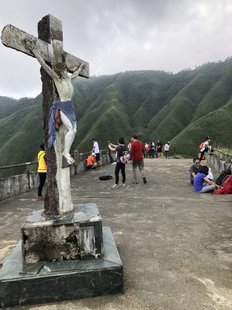 通往絕景抹茶山的步道又稱「聖母山莊步道」，是一條天主教徒稱為「苦路」的朝聖之路，抹茶山山頂設耶穌十字神像