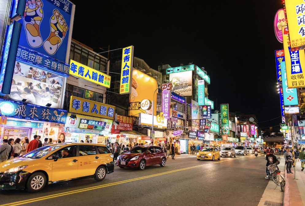 消費金可在夜市,如士林夜市或逢甲夜市使用,品嚐經典小吃