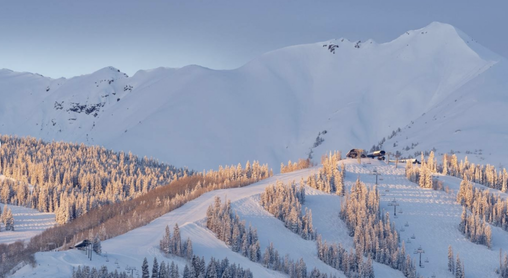 阿斯彭的“城鎮山”提供挑戰性的平整雪道和陡峭滑道,所有路徑都通向熱鬧的阿斯彭市中心,這裡融合了本地與國際文化,並擁有活躍的滑雪後社交場景。