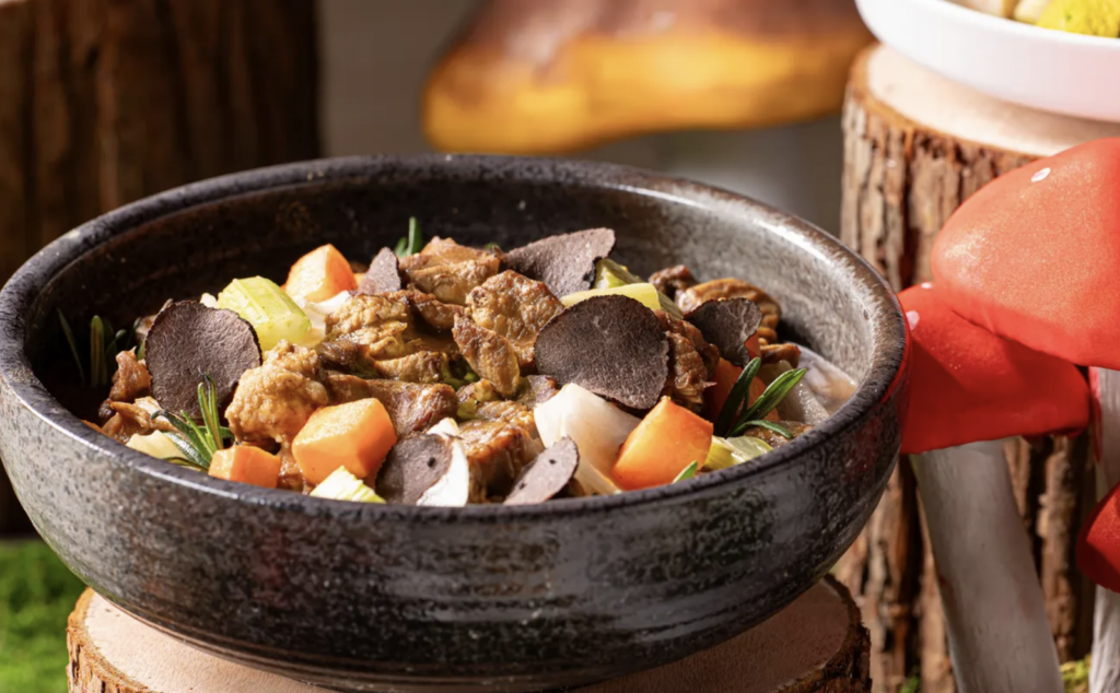 松露汁燴牛肋肉、香草肉丸及燒澳洲穀飼西冷牛肉等多款經典佳餚,溫暖你的味蕾,滿足飽滿幸福感。