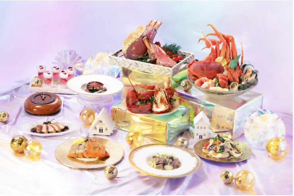 烤火雞、威靈頓牛柳與酒香烤火腿陳列在餐桌上,散發濃濃的聖誕氛圍。