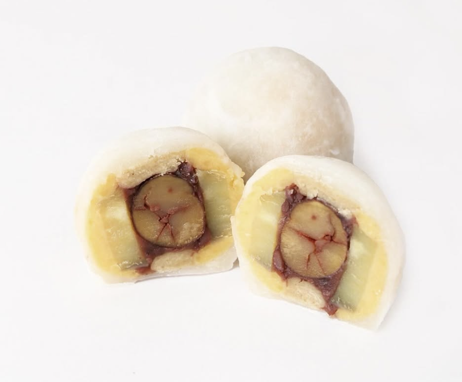 由布院和栗銅鑼燒的剖面圖，內餡細膩幼滑，搭配香甜栗子口味。