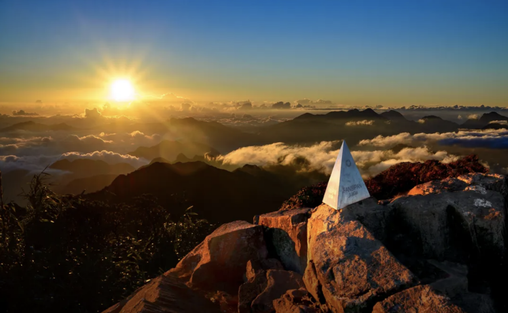 在番西邦峰頂欣賞黃連山山脈全景