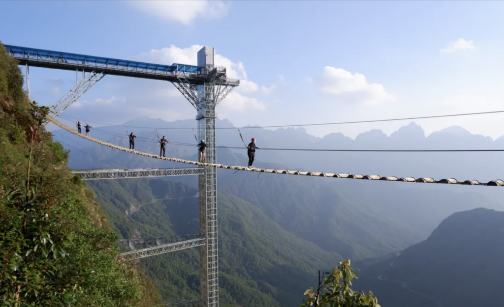 榮美旅遊區提供多樣冒險活動,包括刺激的蹦極、高空滑索和徒步旅行,讓遊客享受極限挑戰與自然探索的樂趣。