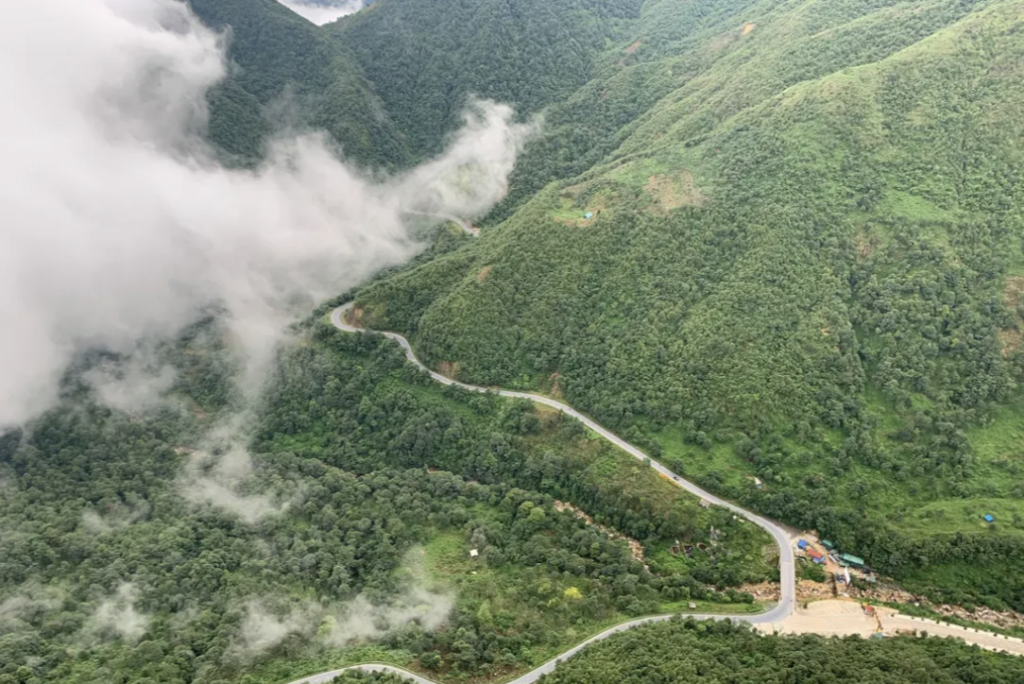 站在龍雲玻璃橋上俯瞰越南西北部壯麗的自然風光,層層疊疊的山巒和綠意盎然的景色令人驚嘆。