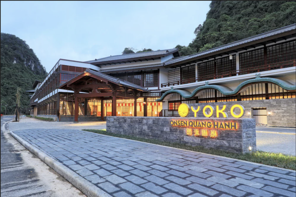 Yoko Onsen Quang Hanh 座落於錦普郊區,地理位置優越,距離廣寧博物館、拜子龍灣和下龍灣碼頭僅短暫車程。