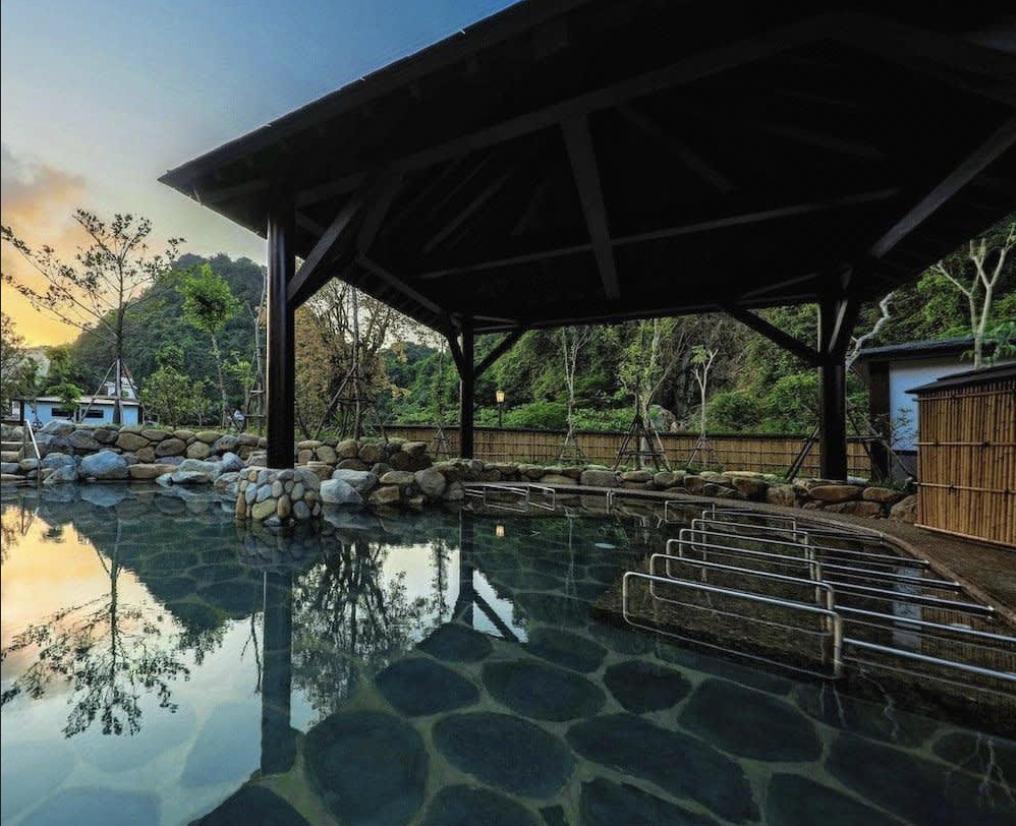 Yoko Onsen Quang Hanh 的公共溫泉區,允許穿泳衣浸泡,是家庭或朋友團體享受共享時光的理想場所。