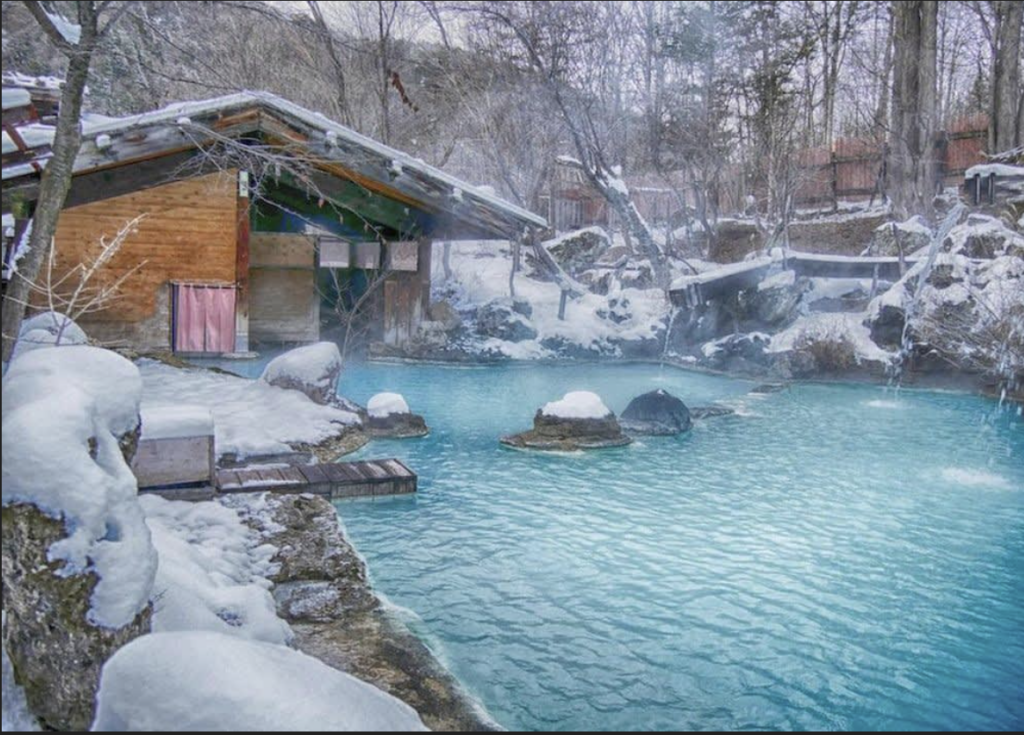 Yoko Onsen Quang Hanh 的公共溫泉區,允許穿泳衣浸泡,是家庭或朋友團體享受共享時光的理想場所。