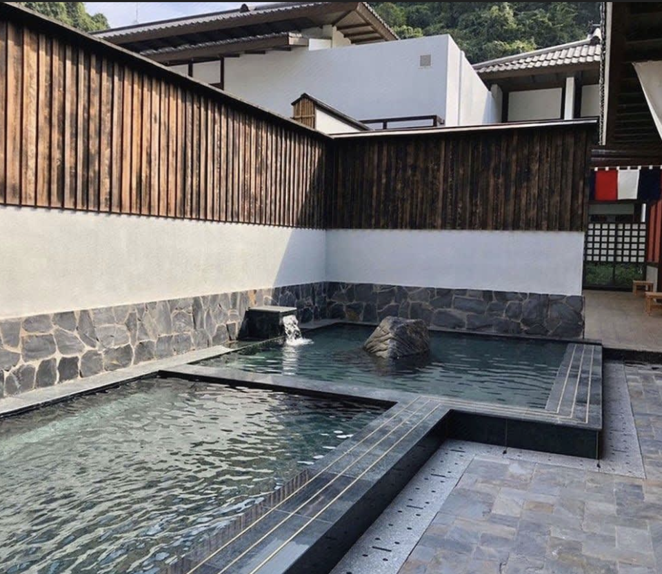 Yoko Onsen Quang Hanh 的私人風呂住宿房型,提供專屬獨立空間,讓旅客徹底放鬆身心,享受溫泉療癒的極致體驗。