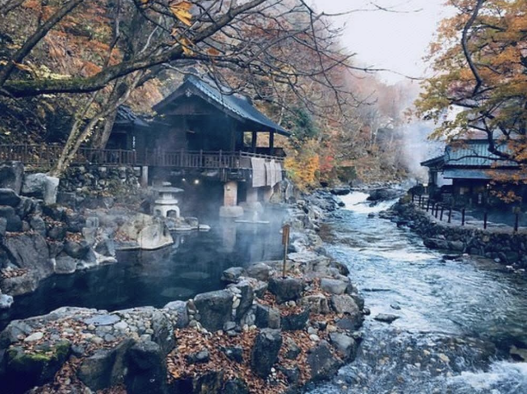 Yoko Onsen Quang Hanh 的公共溫泉區,允許穿泳衣浸泡,是家庭或朋友團體享受共享時光的理想場所。