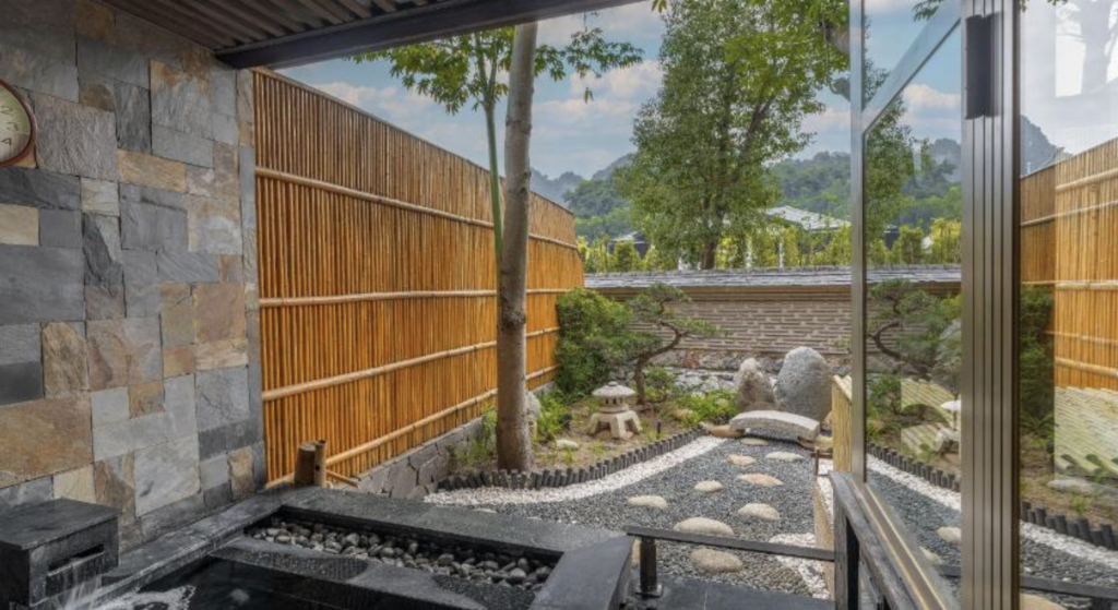 Yoko Onsen Quang Hanh 的私人風呂住宿房型,提供專屬獨立空間,讓旅客徹底放鬆身心,享受溫泉療癒的極致體驗。