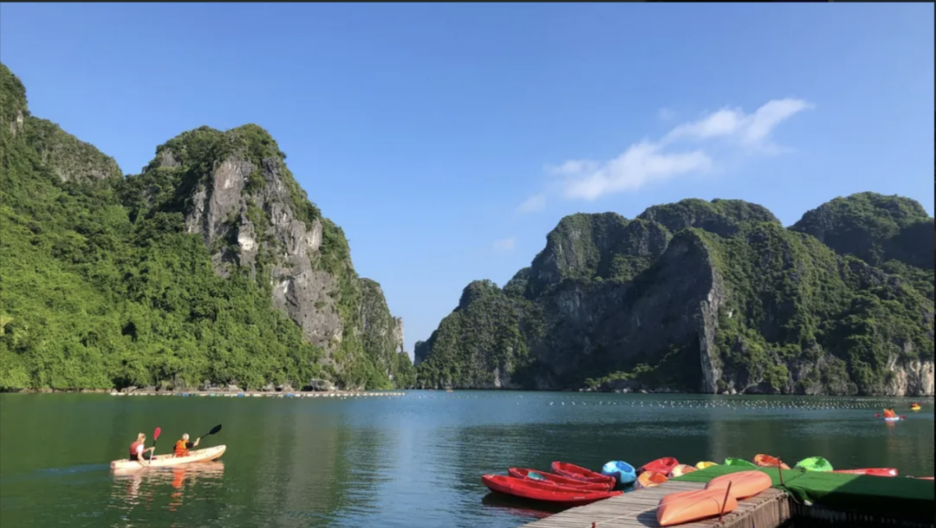 碧綠的海水與引人注目的石灰岩懸崖交織成壯麗景色,展現下龍灣與蘭哈灣的自然奇觀。