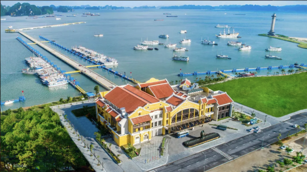 碧綠的海水與引人注目的石灰岩懸崖交織成壯麗景色,展現下龍灣與蘭哈灣的自然奇觀。
