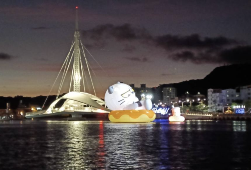 愛河遊船穿梭於靜謐河畔,夜色燈光交織浪漫氛圍,是高雄之旅情侶必訪的經典體驗!