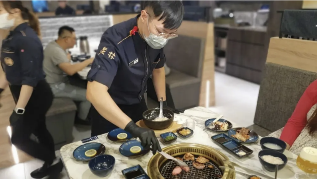 老井極上燒肉提供專人代烤,熱情細心