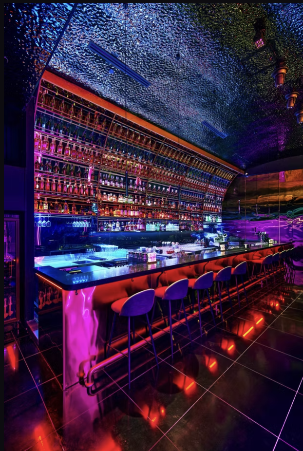 Synthesis食拿酒穩餐廳內部設計,霓虹燈光與復古元素結合,營造沉浸式用餐體驗