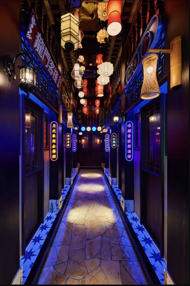 Synthesis食拿酒穩餐廳內部設計,霓虹燈光與復古元素結合,營造沉浸式用餐體驗