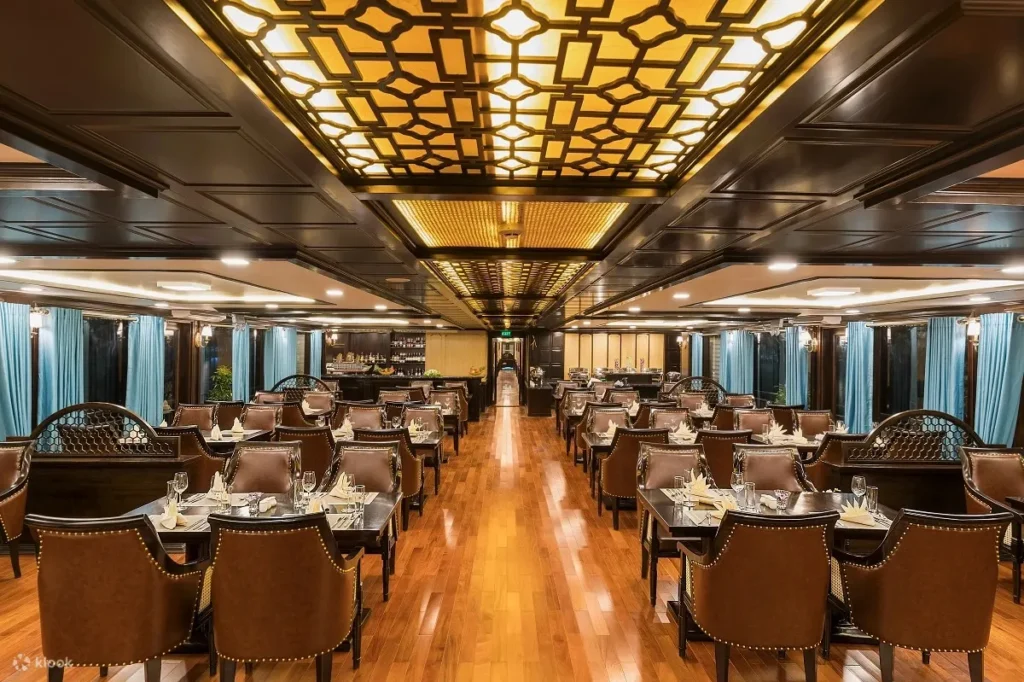 La Corona 餐廳由專業廚師精心烹製,提供精緻餐桌體驗與高端越南美食,展現越南料理的獨特魅力。