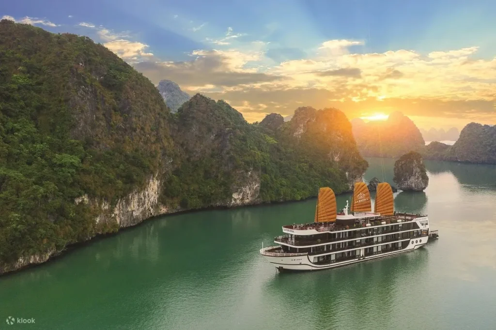搭乘雷吉納傳奇遊輪 (La Regina Legend Cruise),展開越南奢華假期,享受極致舒適與壯麗景色的完美結合。