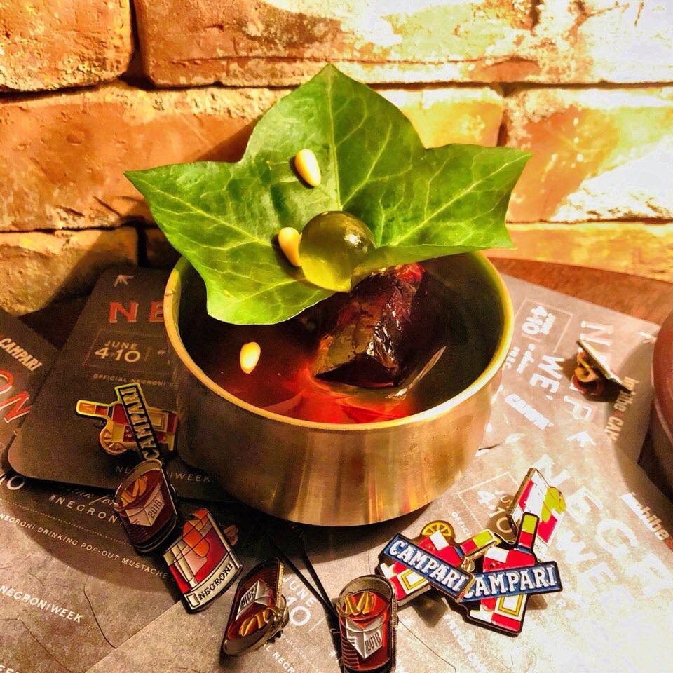 首爾酒吧推薦清潭洞酒吧Alice Cheongdam，童話故事的場景陳列，每個來到這裡的人都能成為愛麗絲、成為人氣首爾好去處