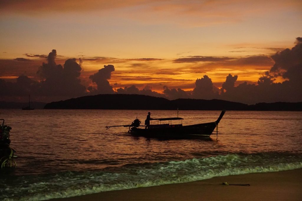 奧南夜市 Aonang Night Market Ao Nang Night Market 奧南酒吧街 喀比酒吧街 奧南海灘 Ao Nang Beach Aonang Beach 日落 夕陽