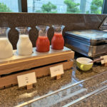 牛奶、蕃茄汁｜大阪北濱皇家花園CANVAS酒店（The Royal Park CANVAS Osaka Kitahama）大阪新酒店 大阪酒店 大阪飯店 大阪住宿 本町酒店 本町飯店 本町住宿 堺筋本町酒店 堺筋本町飯店 堺筋本町住宿