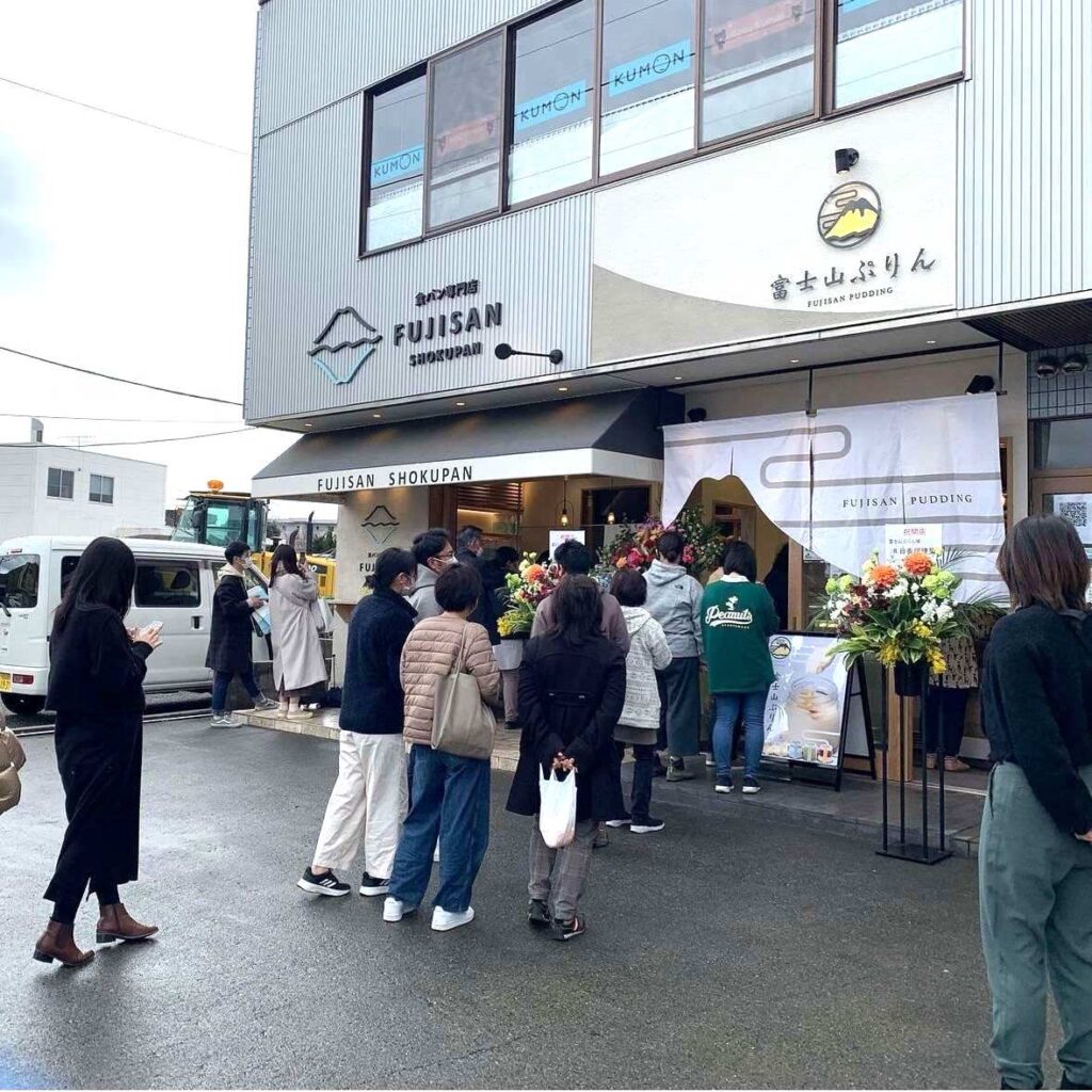 顧客在富士山吐司(FUJISAN SHOKUPAN)與富士山布丁(FUJISAN PUDDING)店外排隊。