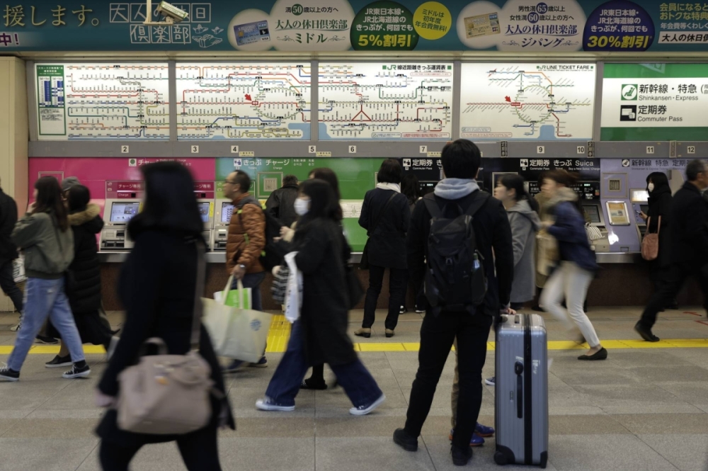 東京東日本鐵道新宿站。未來10年內，JR東日本將開發自動化無需拍卡的閘機技術，乘客可免拍Suica卡或手機直接進入月台。