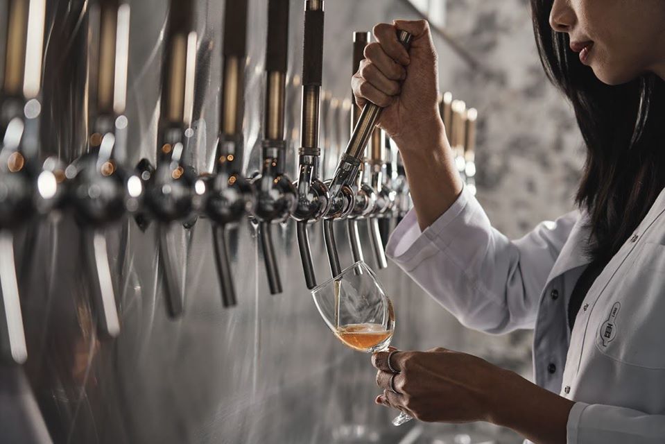 台北酒吧Draft Land首創「Draft Cocktails」 指的是以高壓氣體將預調調酒從桶中推出的作法。除了調酒品質精準一致，出酒方便、快速，還能創造出不同的質地