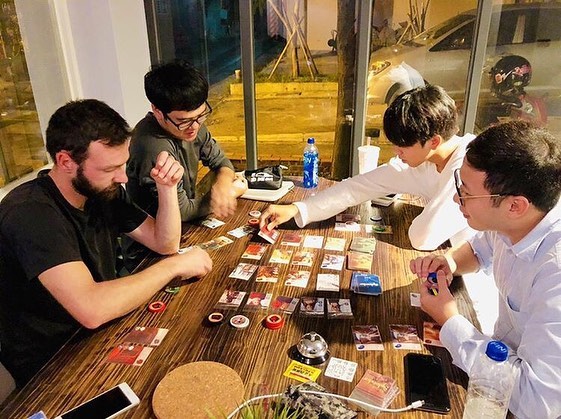 宜蘭青年旅館之一的漫深活溫泉旅宿的公共空間設計舒適富居家感,不少背包客都會齊聚一堂共渡寧靜快樂的時光